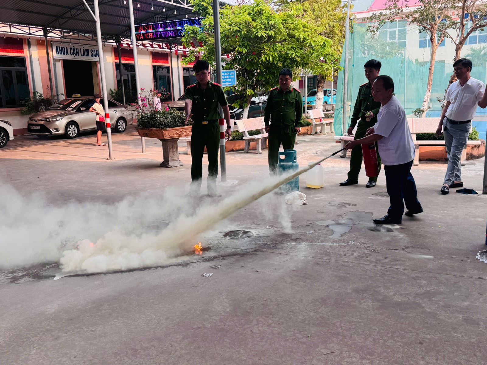 Công an xã Hưng Phú phối hợp, tổ chức tuyên truyền, huấn luyện nghiệp vụ PCCC&CNCH đối với tập thể cán bộ công nhân viên Bệnh viện Nam Tiền Hải