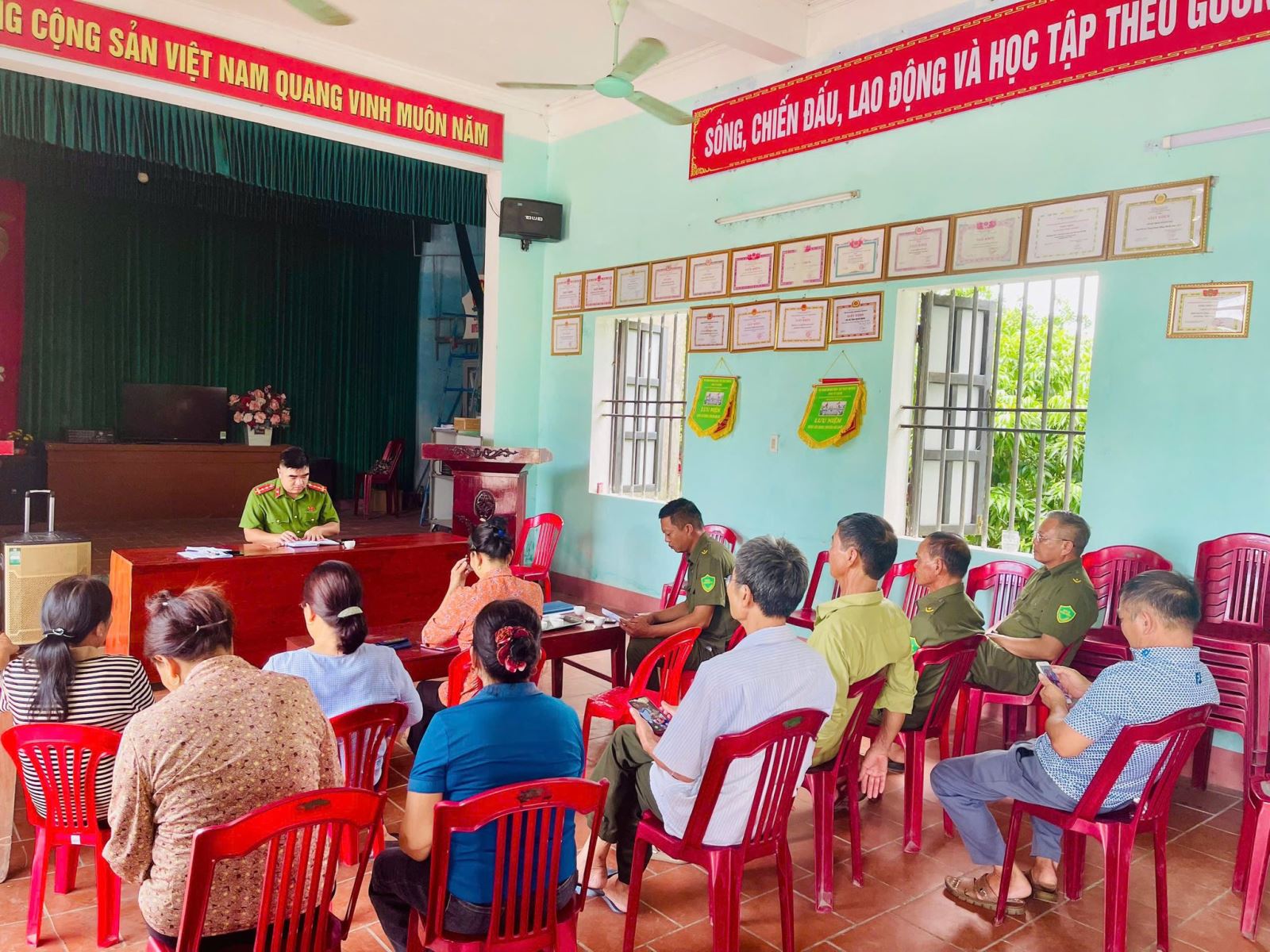 Công an xã Nam Thụy Anh, tỉnh Hưng Yên: Duy trì hiệu quả mô hình giao ban với cơ sở.