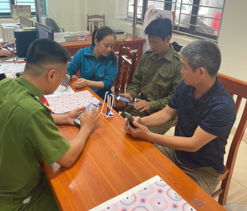 Công an xã Xuân Trúc tích cực hỗ trợ người dân kích hoạt định danh điện tử mức độ 2 và tích hợp giấy tờ trên ứng dụng VNeID