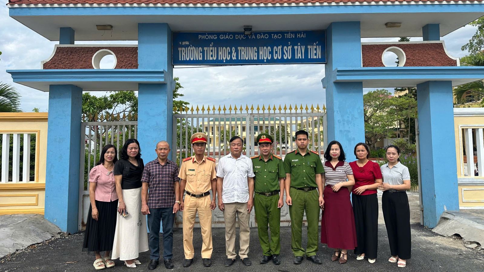 Công an xã Ái Quốc phối hợp ra mắt mô hình “Cổng trường an toàn giao thông” tại trường Tiểu học và THCS Tây Tiến