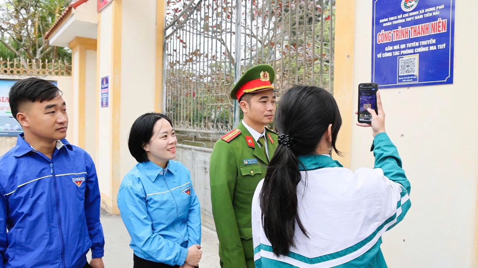 Công an xã Hưng Phú ứng dụng mã QR trong tuyên truyền phòng, chống ma túy tại cơ sở