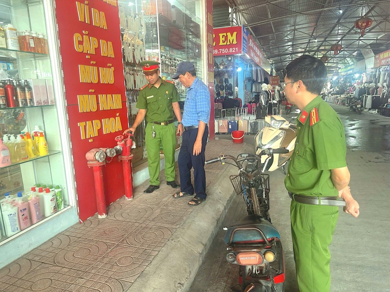Công an xã Quỳnh Phụ: Quyết liệt triển khai tổng kiểm tra PCCC và CNCH tại các cơ sở chợ trên địa bàn