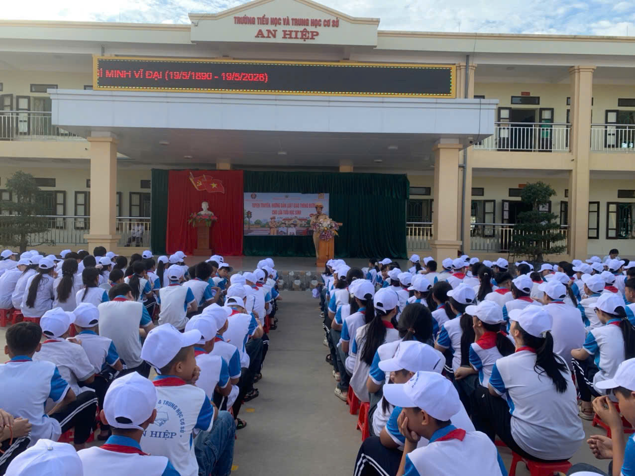 Công an xã A Sào phối hợp tuyên truyền pháp luật về trật tự an toàn giao thông tại trường tiểu học và THCS An Hiệp