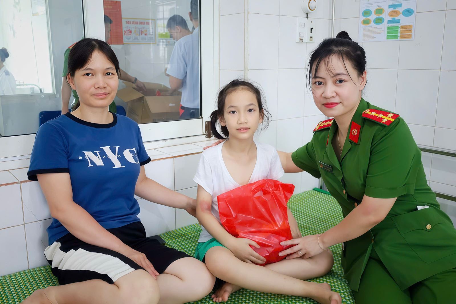 Công an xã Vũ Thư sẻ chia yêu thương tại Bệnh viện đa khoa Vũ Thư nhân Ngày Quốc tế Thiếu nhi 1/6