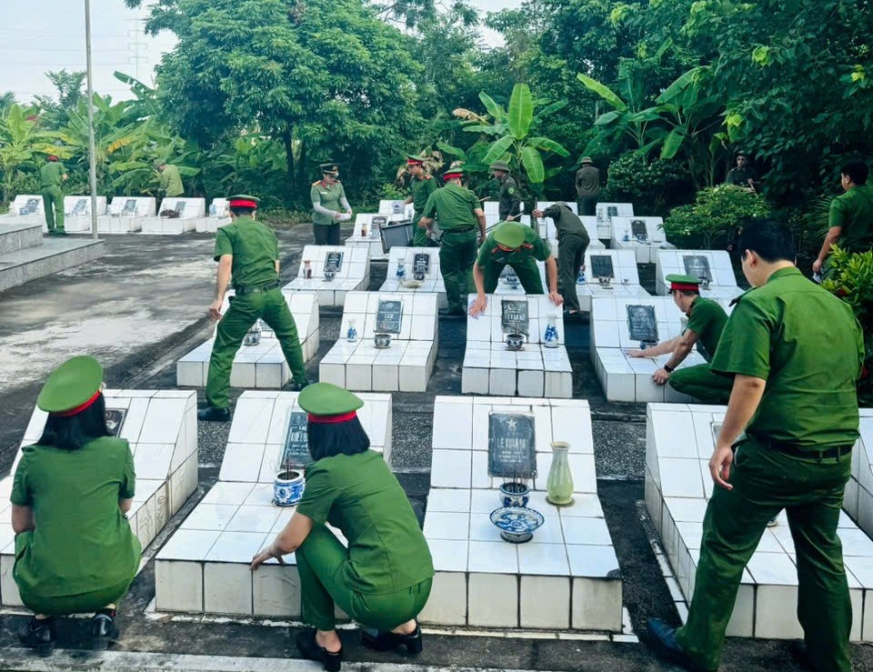 Đoàn Thanh niên, Chi hội phụ nữ Công an phường Trần Hưng Đạo tổ chức dọn dẹp và dâng hương tại Nghĩa trang liệt sĩ