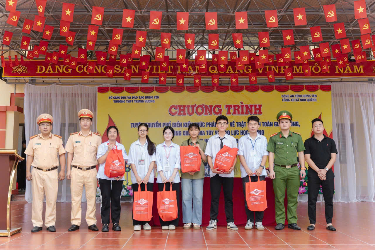 Công an xã Như Quỳnh tuyên truyền pháp luật về an toàn giao thông, phòng chống tội phạm, tệ nạn ma túy và bạo lực học đường tại Trường THPT Trưng Vương
