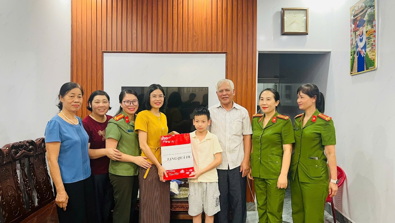 Chi hội phụ nữ Công an phường Trần Hưng Đạo tiếp tục thực hiện tốt phong trào thi đua Ba nhất “Kỷ luật nhất – Trung thành nhất – Gần dân nhất”