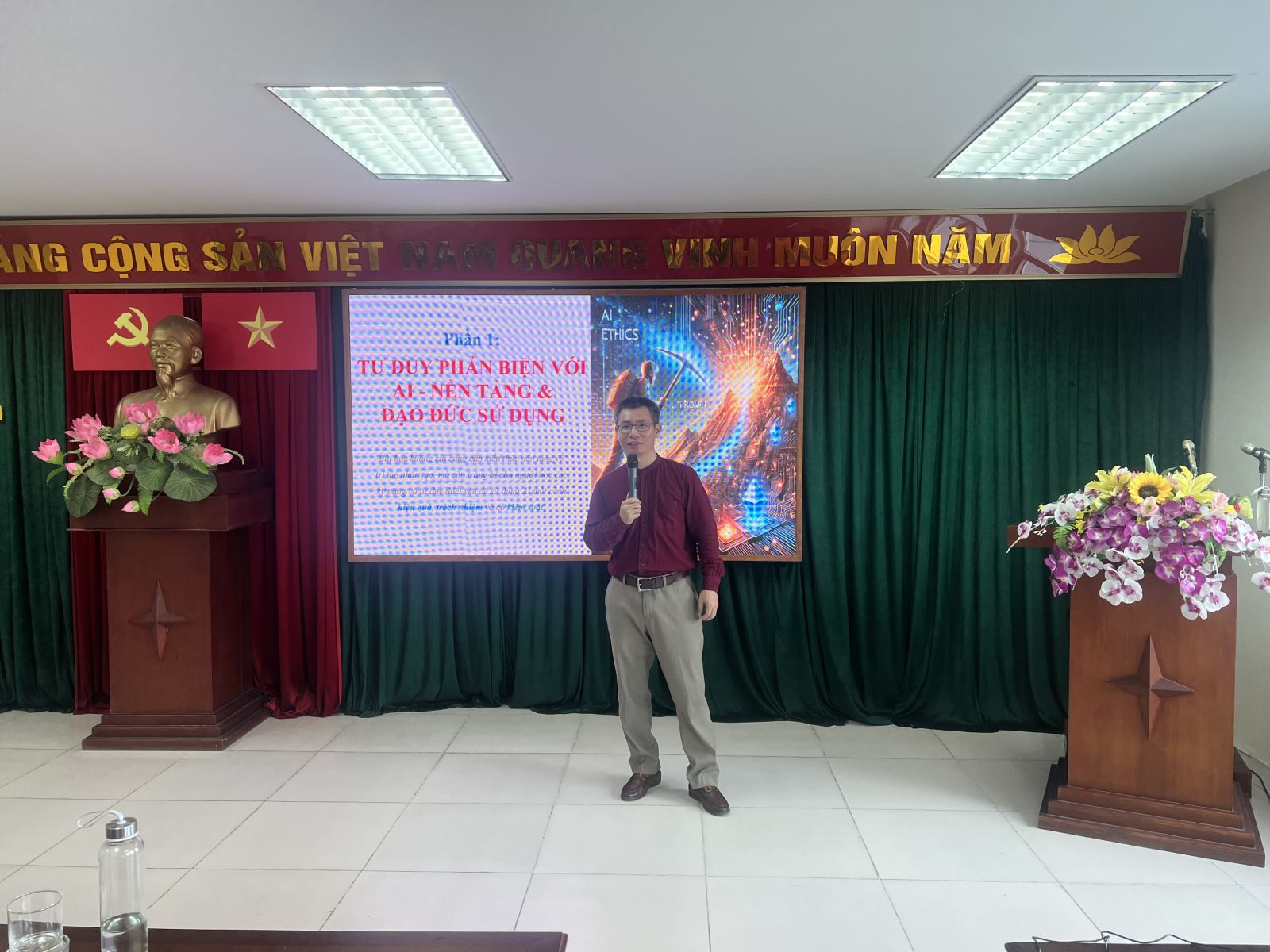 Phòng An ninh chính trị nội bộ phối hợp Trường Đại học Sư phạm kỹ thuật Hưng Yên tổ chức tập huấn cho cán bộ chiến sĩ về trí tuệ nhân tạo và ứng dụng trong công tác.