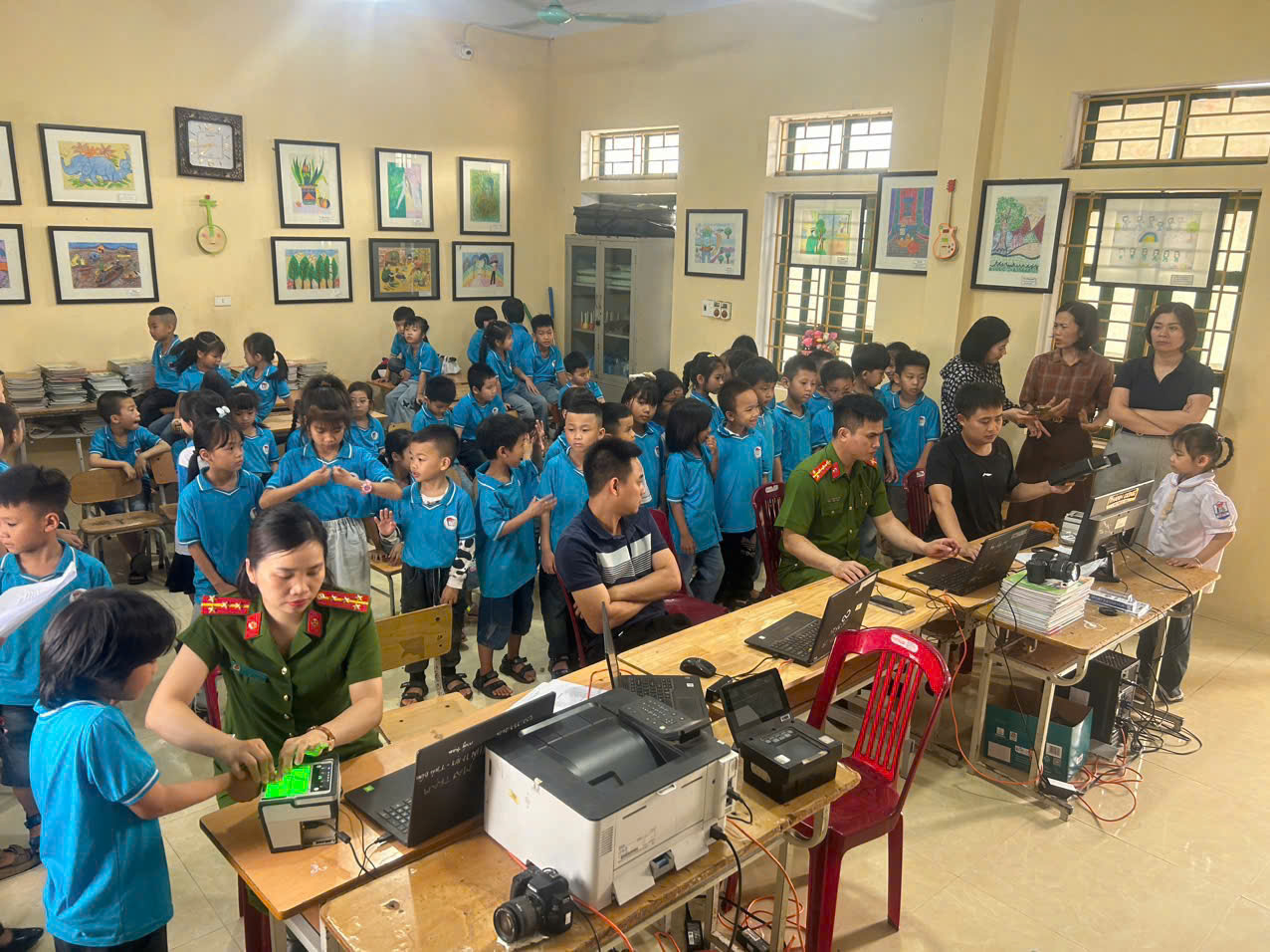 Công an xã Thái Thụy đẩy mạnh hỗ trợ người dân kích hoạt tài khoản định danh điện tử mức độ 2
