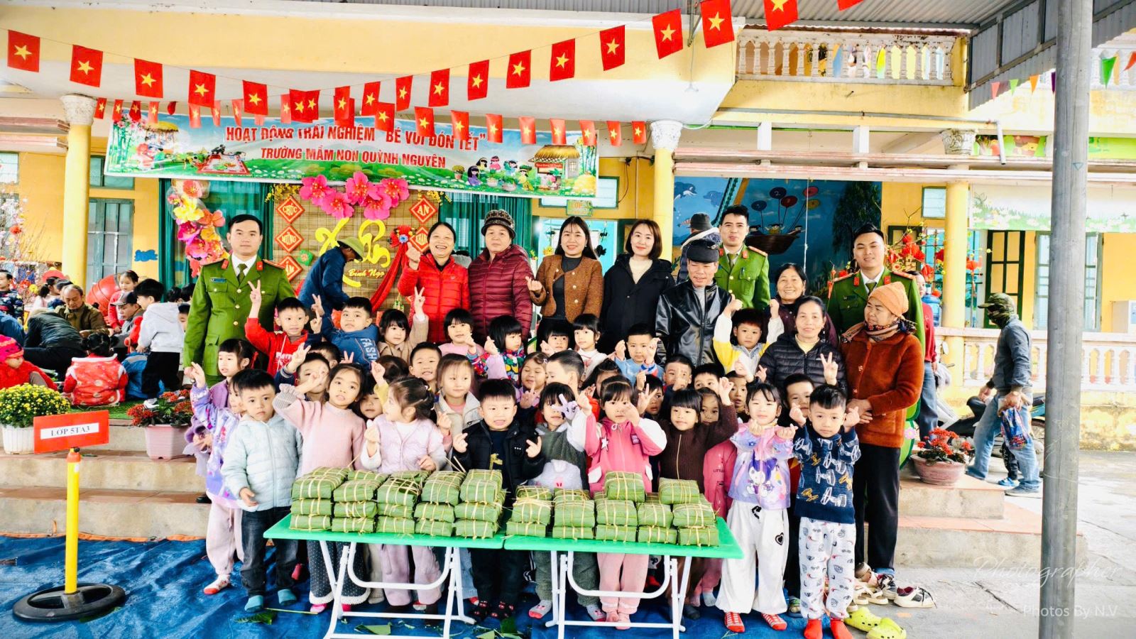 Công an xã Nguyễn Du: Phối hợp Trường Mầm non Quỳnh Nguyên tổ chức hoạt động trải nghiệm “Bé vui đón Tết”