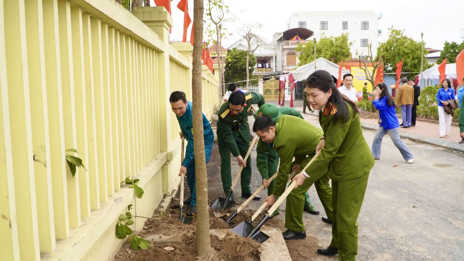 Công an xã Việt Tiến tích cực tham gia Lễ phát động “Tết trồng cây đời đời nhớ ơn Bác Hồ” nhân dịp xuân Bính Ngọ 2026