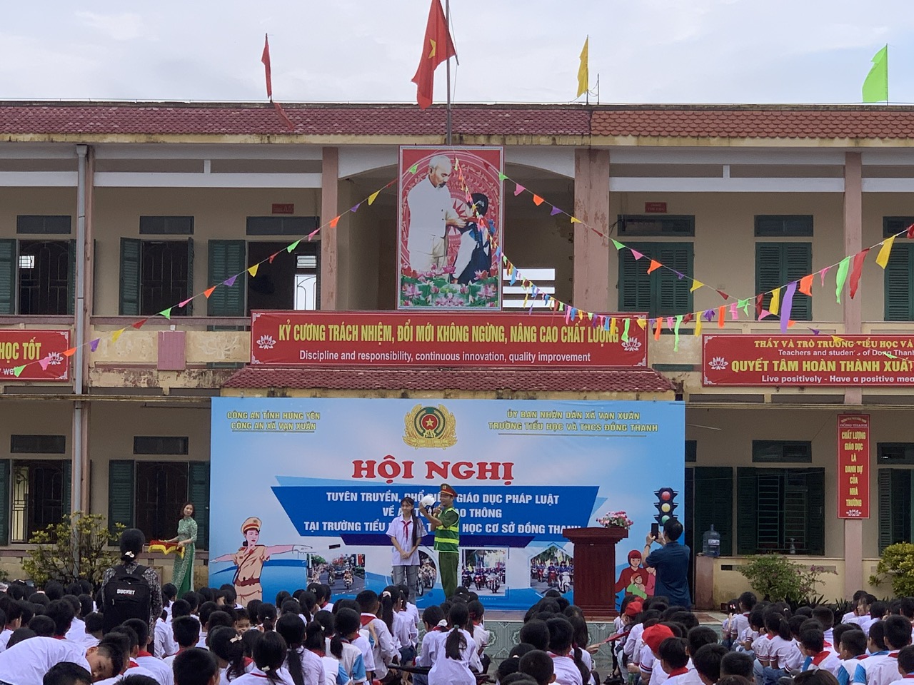 Công an xã Vạn Xuân: Phối hợp tổ chức tuyên truyền Luật Giao thông đường bộ tới các trường học, cơ sơ giáo dục trên địa bàn xã.
