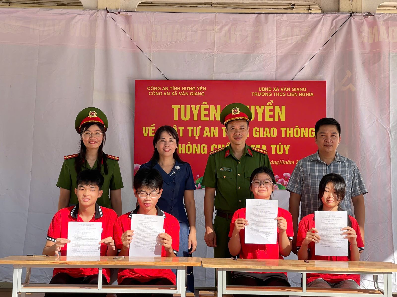 Công an xã Văn Giang: Tích cực triển khai công tác tuyên truyền, giáo dục pháp luật tại các trường học trên địa bàn 