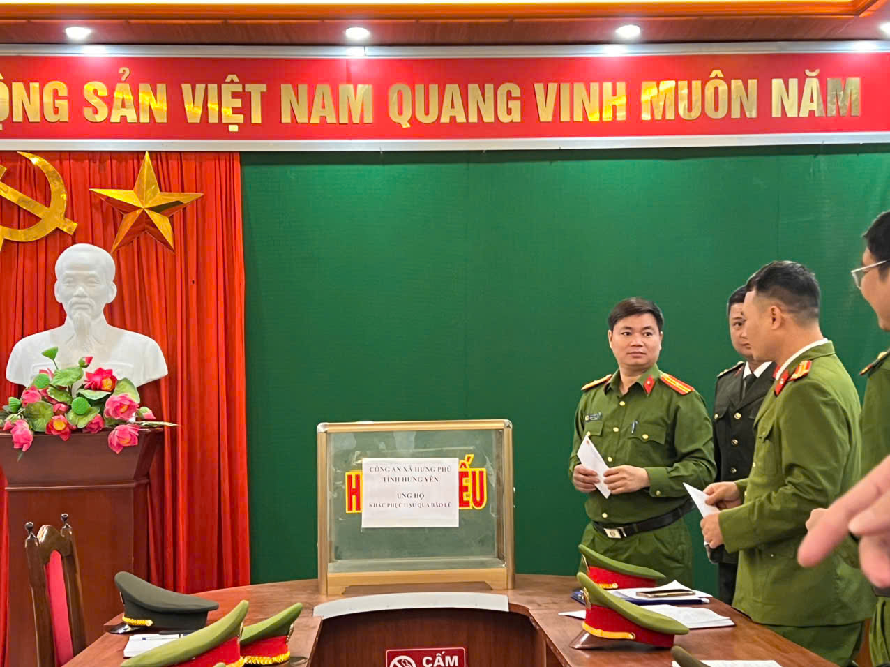 Công an xã Hưng Phú Tổ chức quyên góp ủng hộ hướng về đồng bào bị thiệt hại do bão lụt.