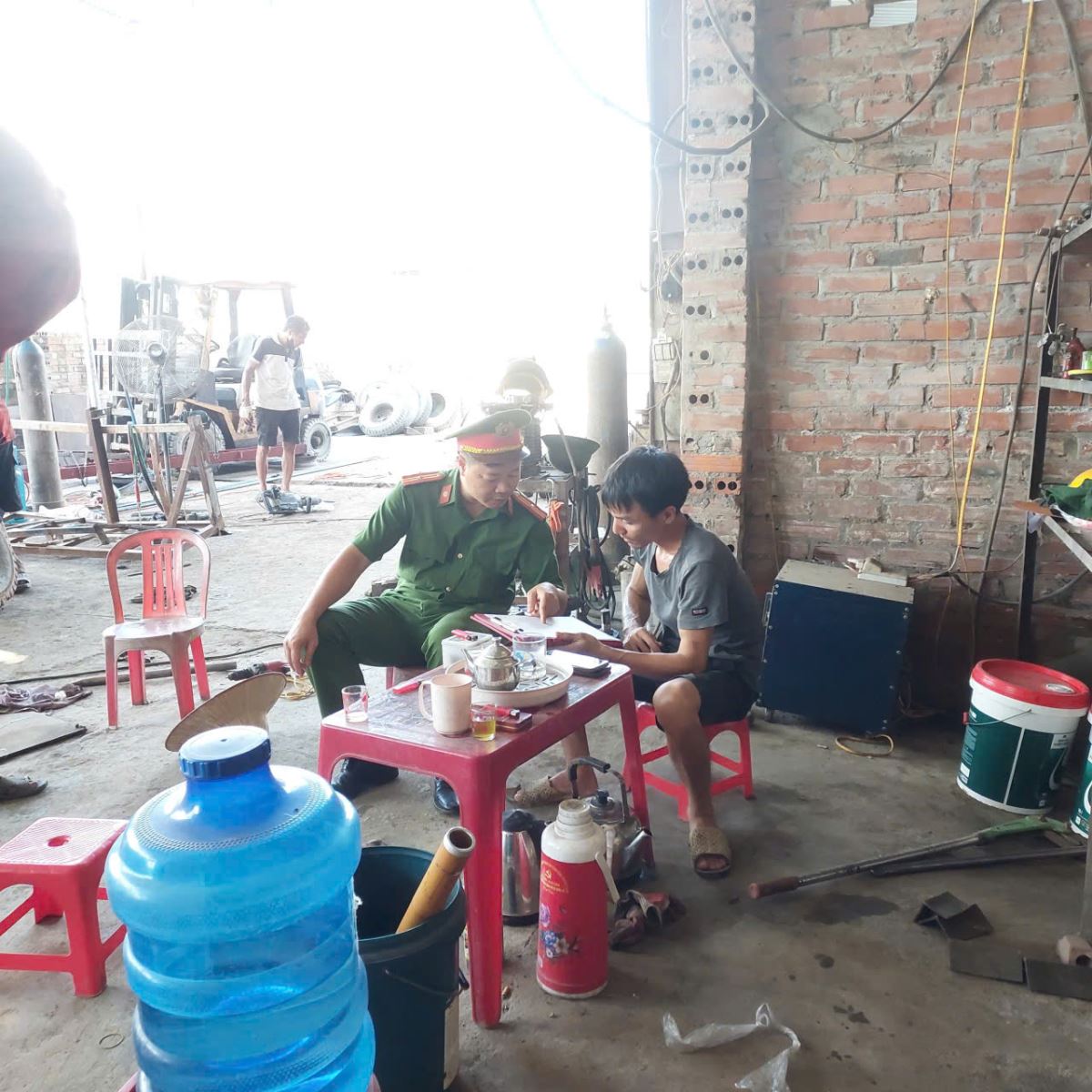 Công an xã Thần Khê tổ chức tuyên truyền, ký cam kết chấp hành pháp luật về giao thông đường bộ đối với các cơ sở, gara sửa chữa ô tô trên địa bàn