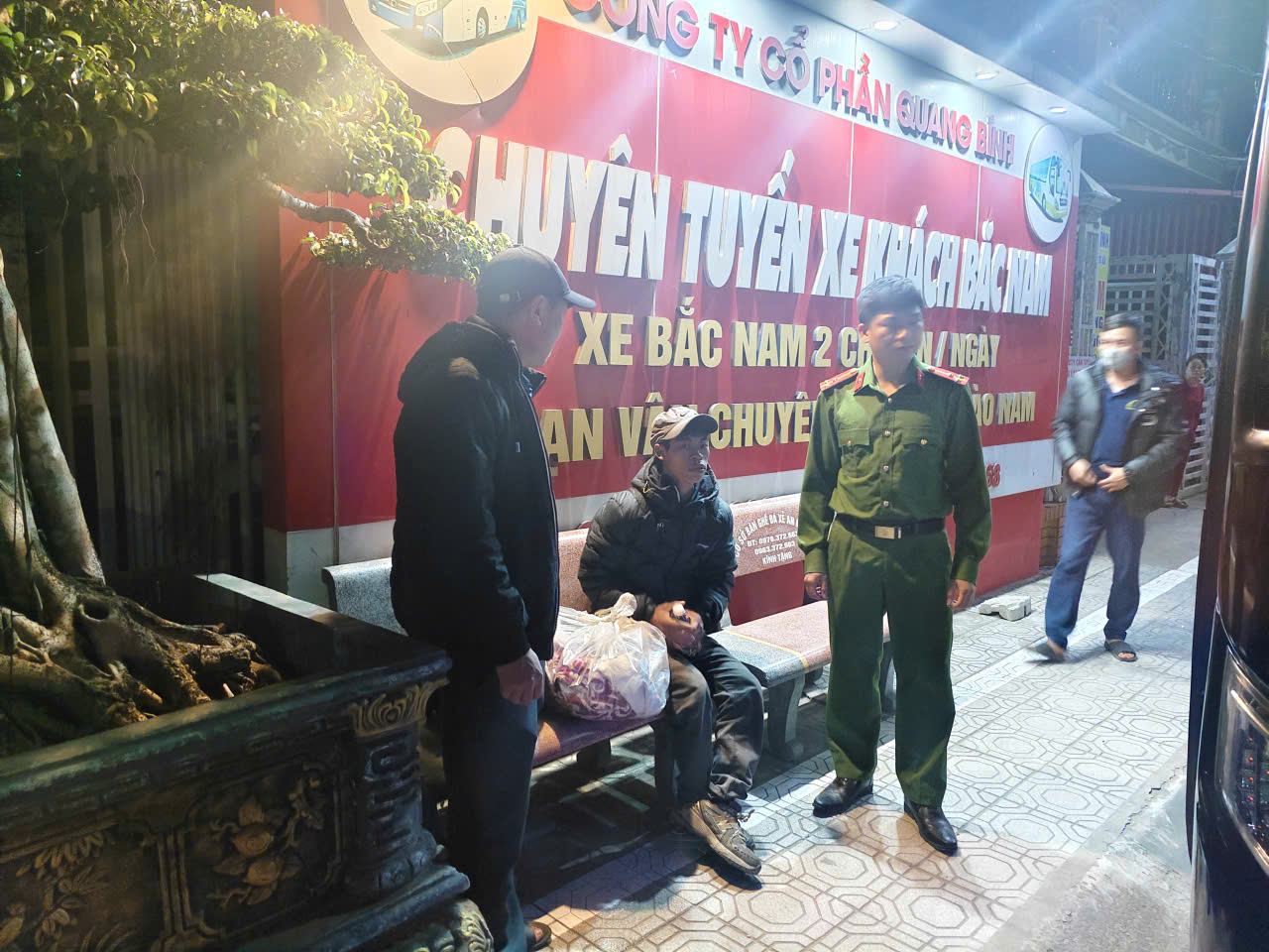 Công an xã Hưng Phú hỗ trợ công dân lạc đường trở về địa phương