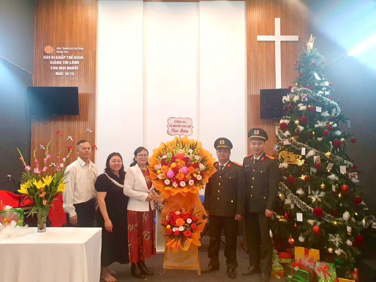 Công an xã Nguyễn Văn Linh thăm gặp, tặng quà hội nhóm tin lành Lời sự sống Hưng Yên nhân dịp Noel năm 2025