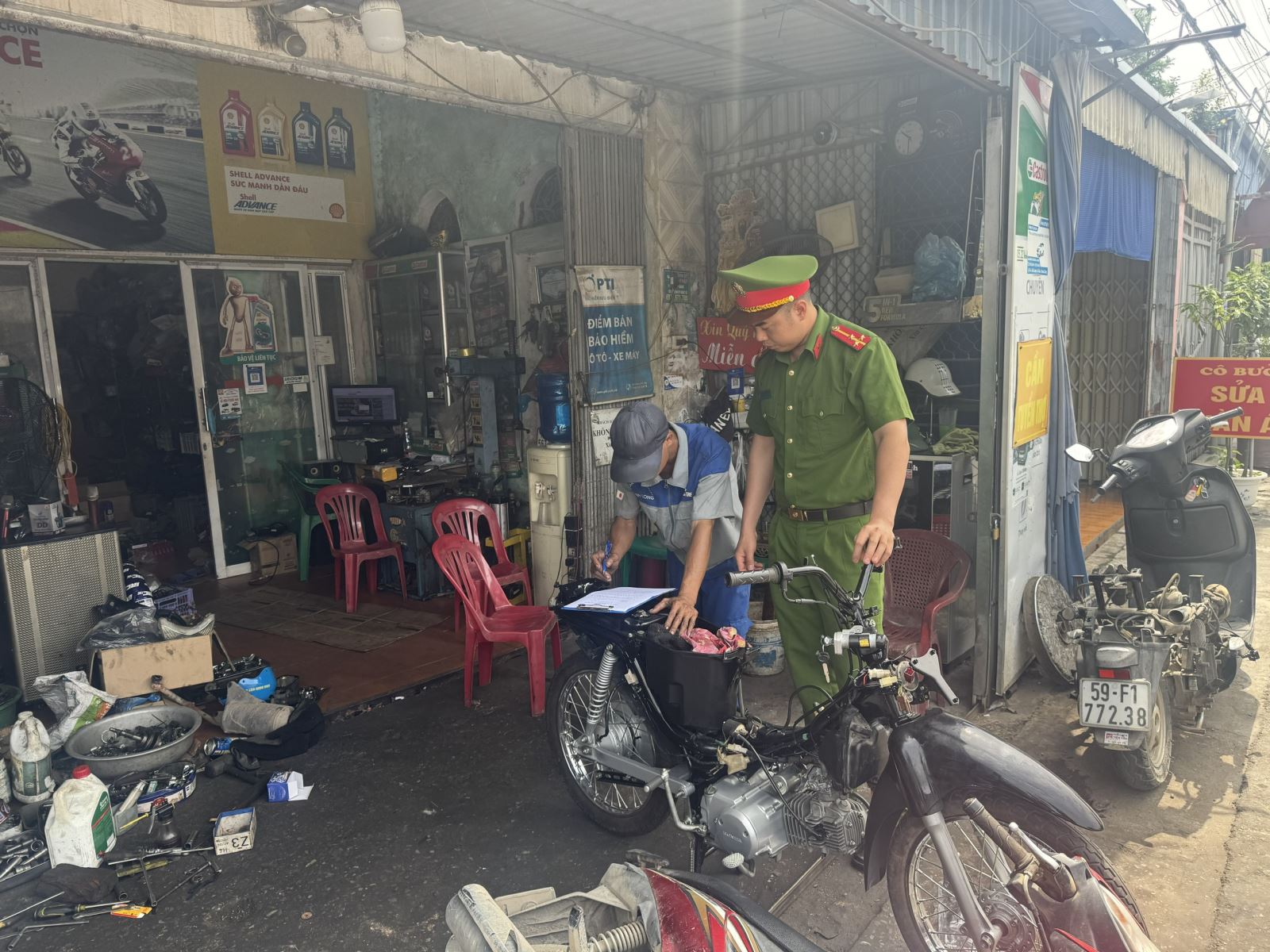 Công an xã Lê Quý Đôn tăng cường tuyên truyền, ký cam kết phòng ngừa vi phạm pháp luật đối với các cơ sở sửa chữa xe và cơ khí trên địa bàn xã 