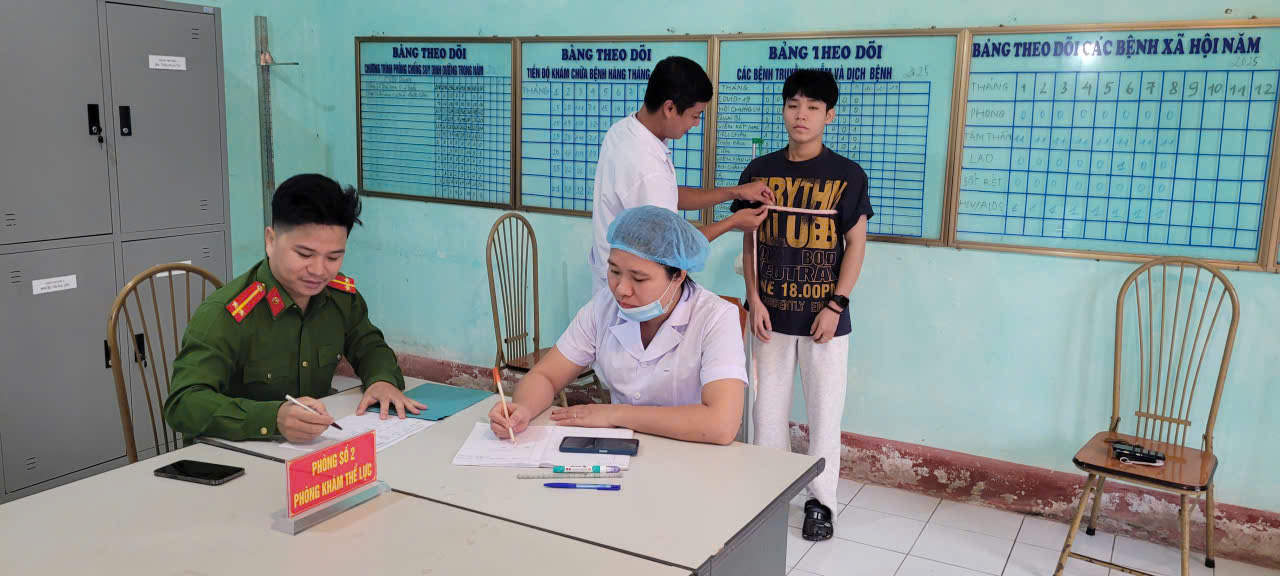 Công an xã Nam Tiền Hải tuyên truyền, vận động công dân đăng ký thực hiện nghĩa vụ tham gia Công an nhân dân năm 2026