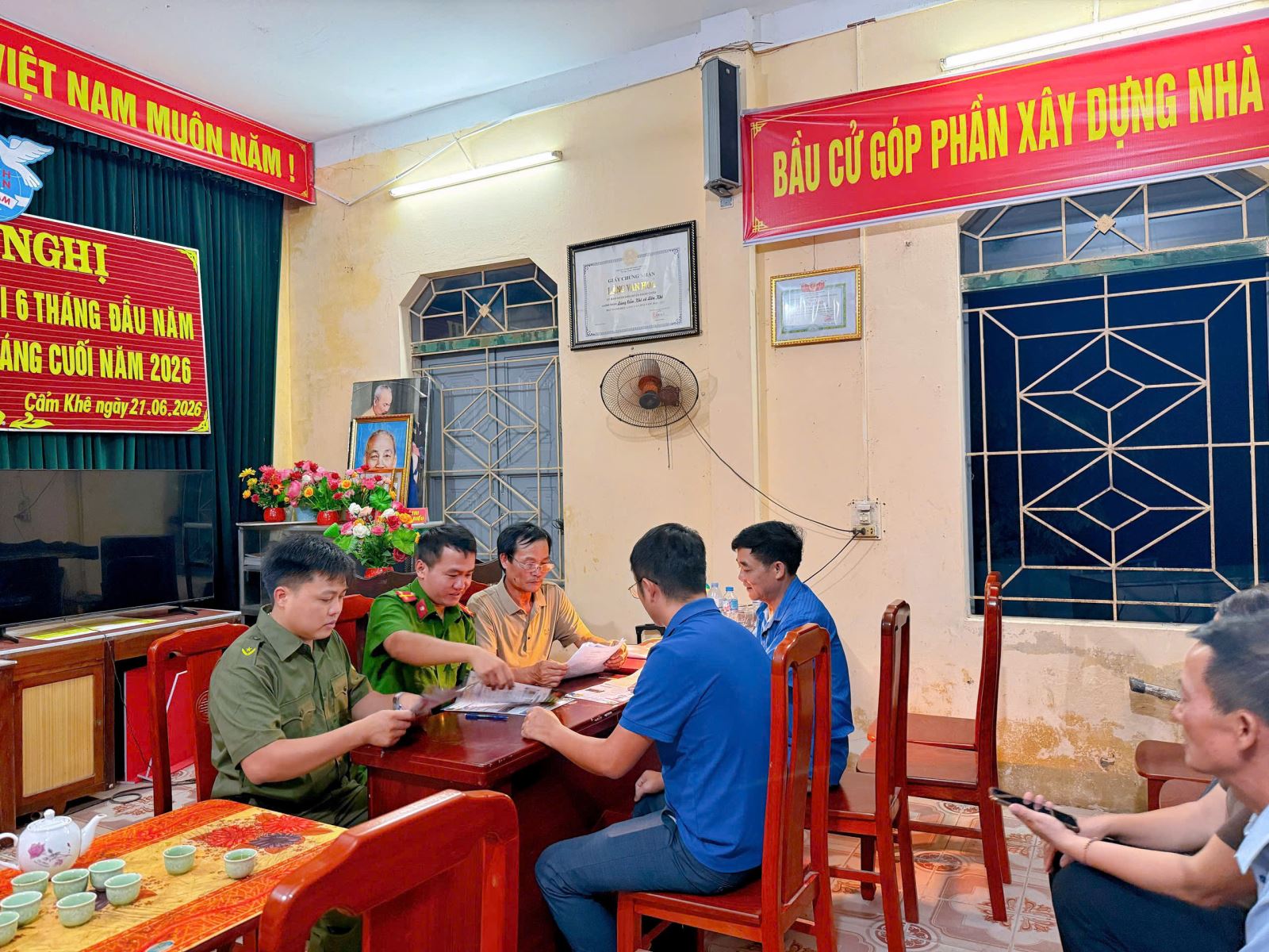 CÔNG AN XÃ KHOÁI CHÂU TIẾP TỤC ĐẨY MẠNH CÔNG TÁC THU NHẬN, KÍCH HOẠT TÀI KHOẢN ĐỊNH DANH ĐIỆN TỬ MỨC 2 CHO CÔNG DÂN