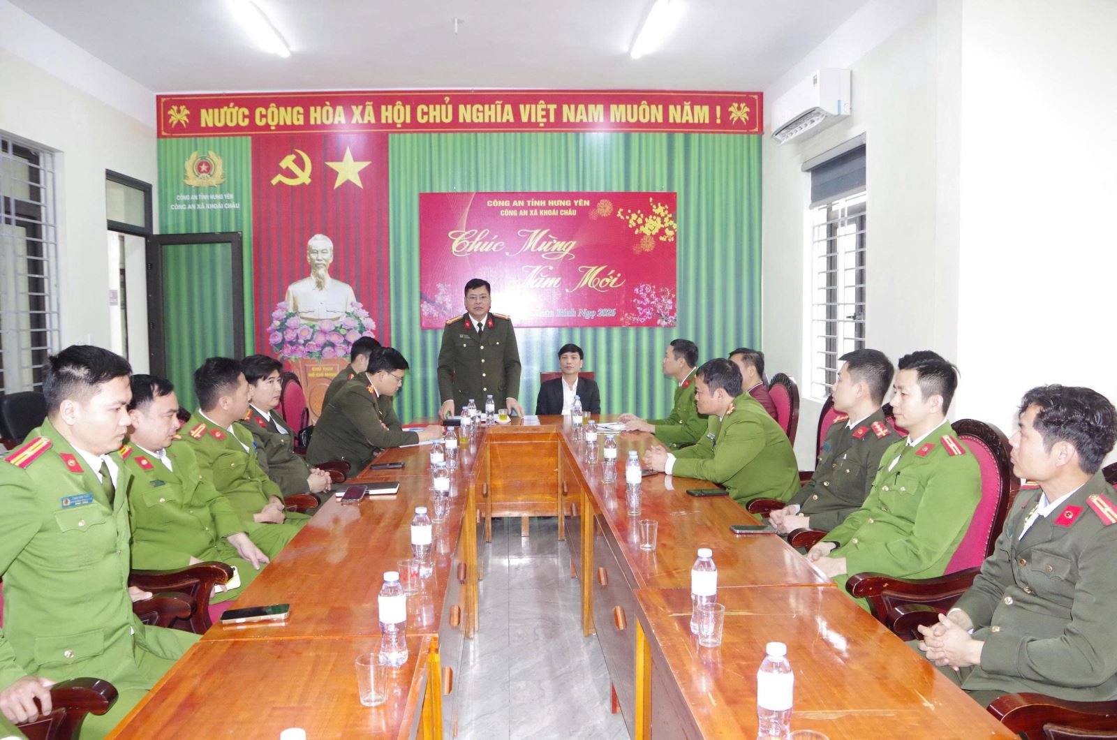 Đồng chí Đại tá Vũ Mạnh Hà, Phó Giám đốc Công an tỉnh kiểm tra công tác, chúc Tết, tặng quà động viên Công an xã Khoái Châu