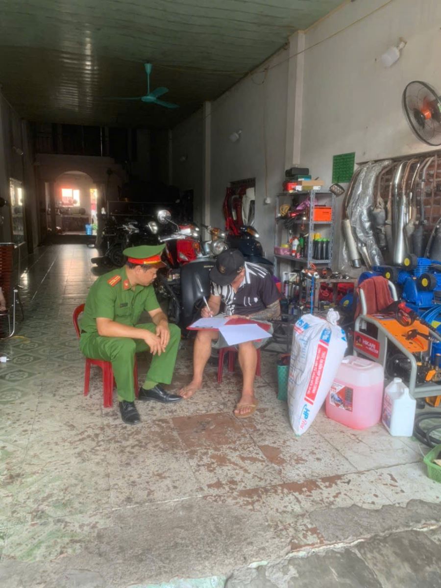 Công an xã Thần Khê tổ chức tuyên truyền, ký cam kết chấp hành pháp luật về giao thông đường bộ đối với các cơ sở sửa chữa xe mô tô, xe gắn máy trên địa bàn