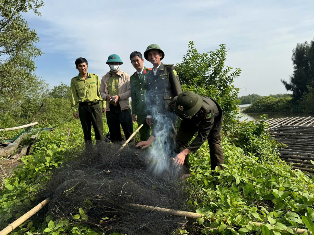 Công an xã Hưng Phú tăng cường kiểm tra, xử lý các hành vi giăng lưới, bẫy bắt chim hoang dã