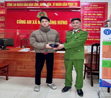 CÔNG AN XÃ NAM ĐÔNG HƯNG TIẾP NHẬN, XÁC MINH, TRAO TRẢ LẠI TÀI SẢN CHO CÔNG DÂN 