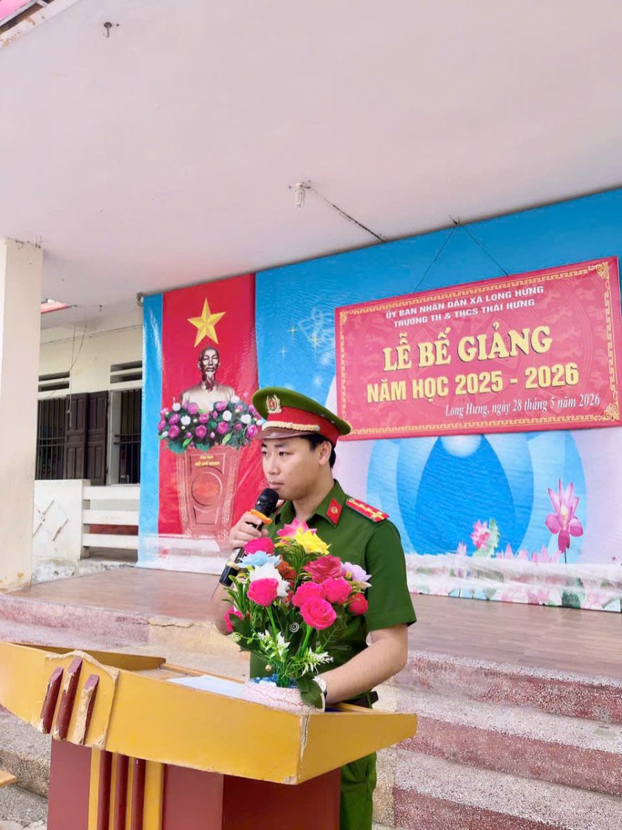 CHI ĐOÀN CÔNG AN XÃ LONG HƯNG PHỐI HỢP TUYÊN TRUYỀN, PHỔ BIẾN PHÁP LUẬT VỀ ANTT, PHÒNG CHỐNG ĐUỐI NƯỚC CHO HỌC SINH NGHỈ HÈ