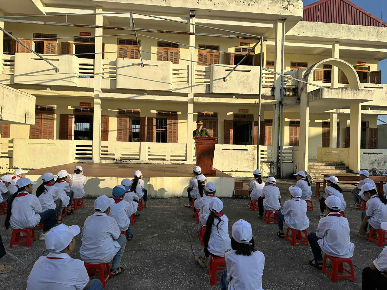 Công an xã Ngự Thiên tuyên truyền phòng chống tác hại của ma túy trong học đường