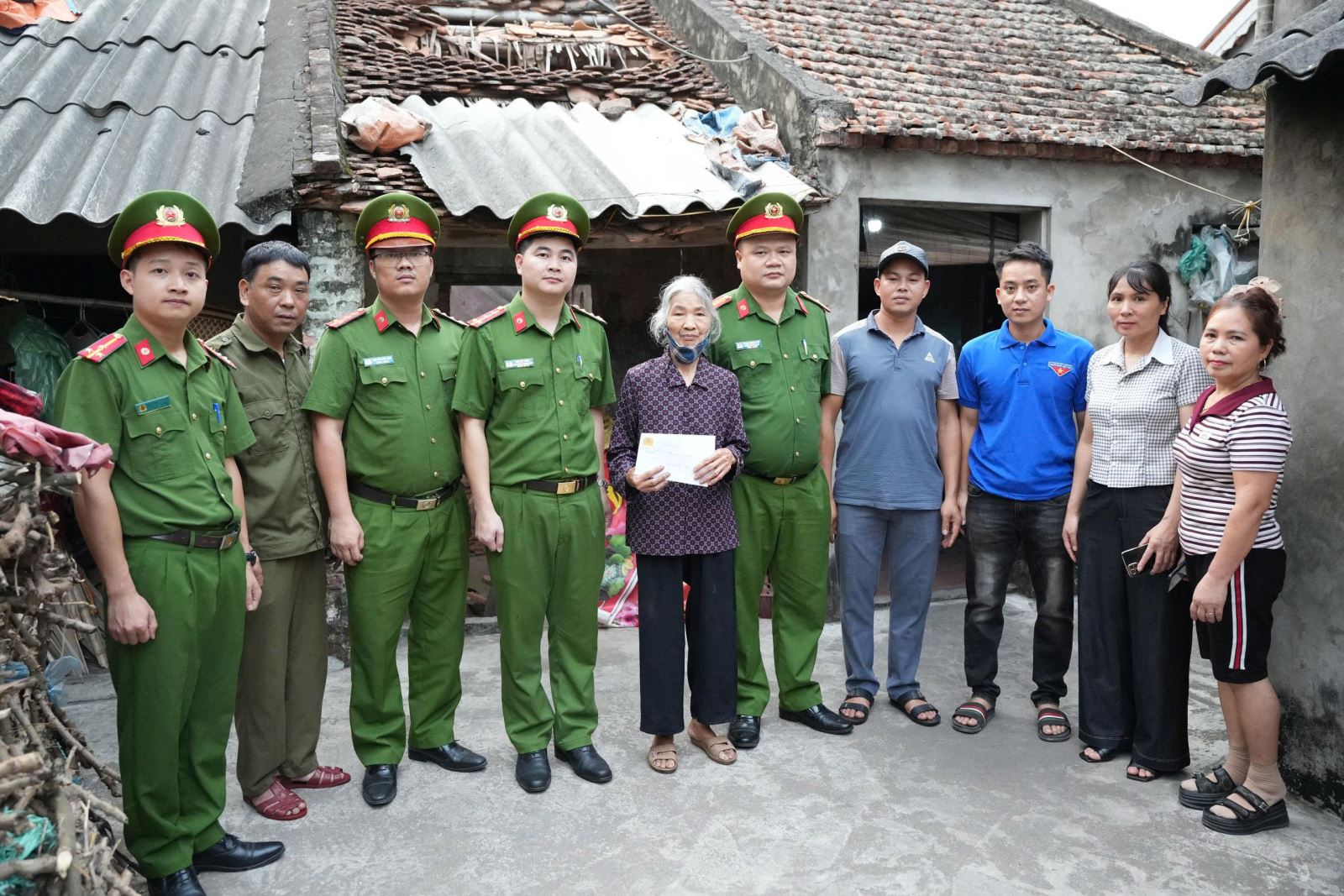 	Công an xã Chí Minh tổ chức thăm hỏi, tặng quà người yếu thế, hoàn cảnh đặc biệt khó khăn trên địa bàn nhân dịp kỷ niệm 51 năm Ngày Giải phóng miền Nam, thống nhất đất nước (30/4/1975 - 30/4/2026)