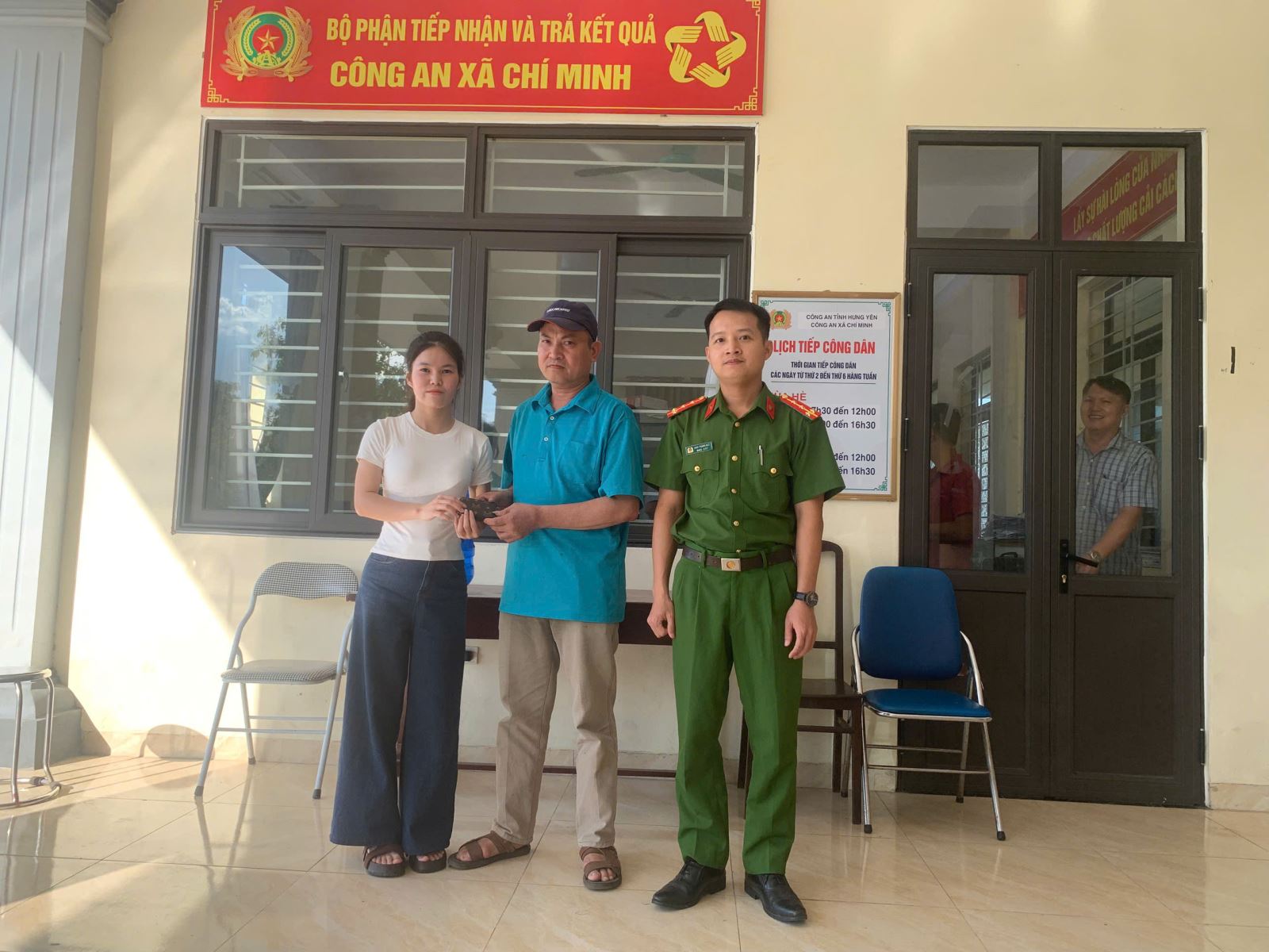 Công an xã Chí Minh giúp đỡ, hỗ trợ người dân nhận lại chiếc ví bị đánh rơi