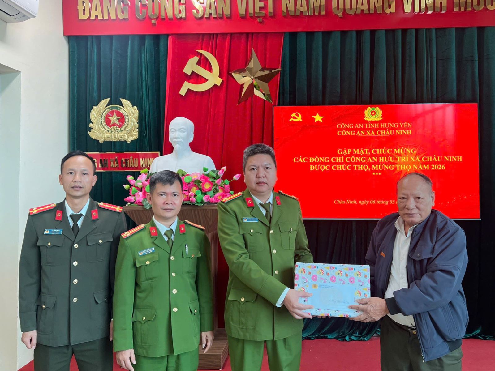 Công an xã Châu Ninh gặp mặt, chúc mừng các đồng chí Công an hưu trí được chúc thọ, mừng thọ năm 2026