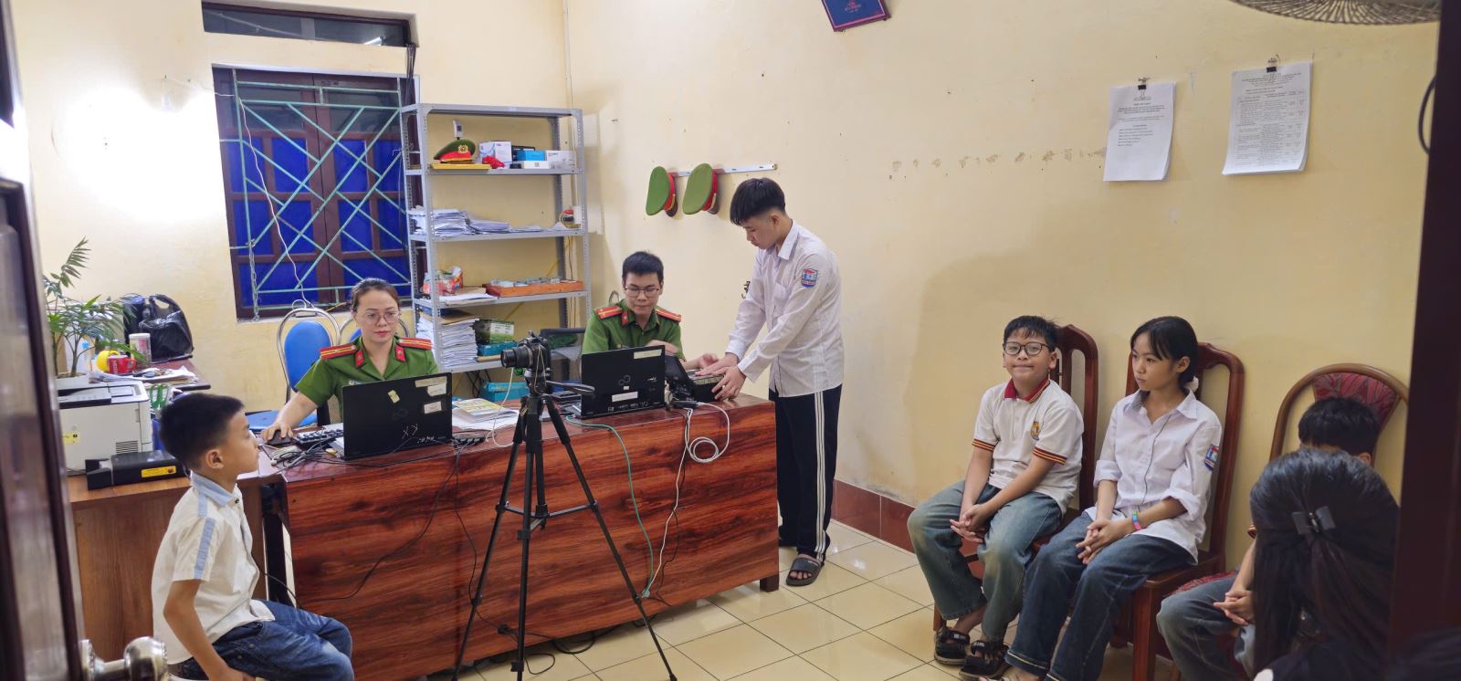 Công an xã Bình Thanh quyết liệt triển khai cao điểm cấp căn cước và định danh điện tử mức 2 cho học sinh