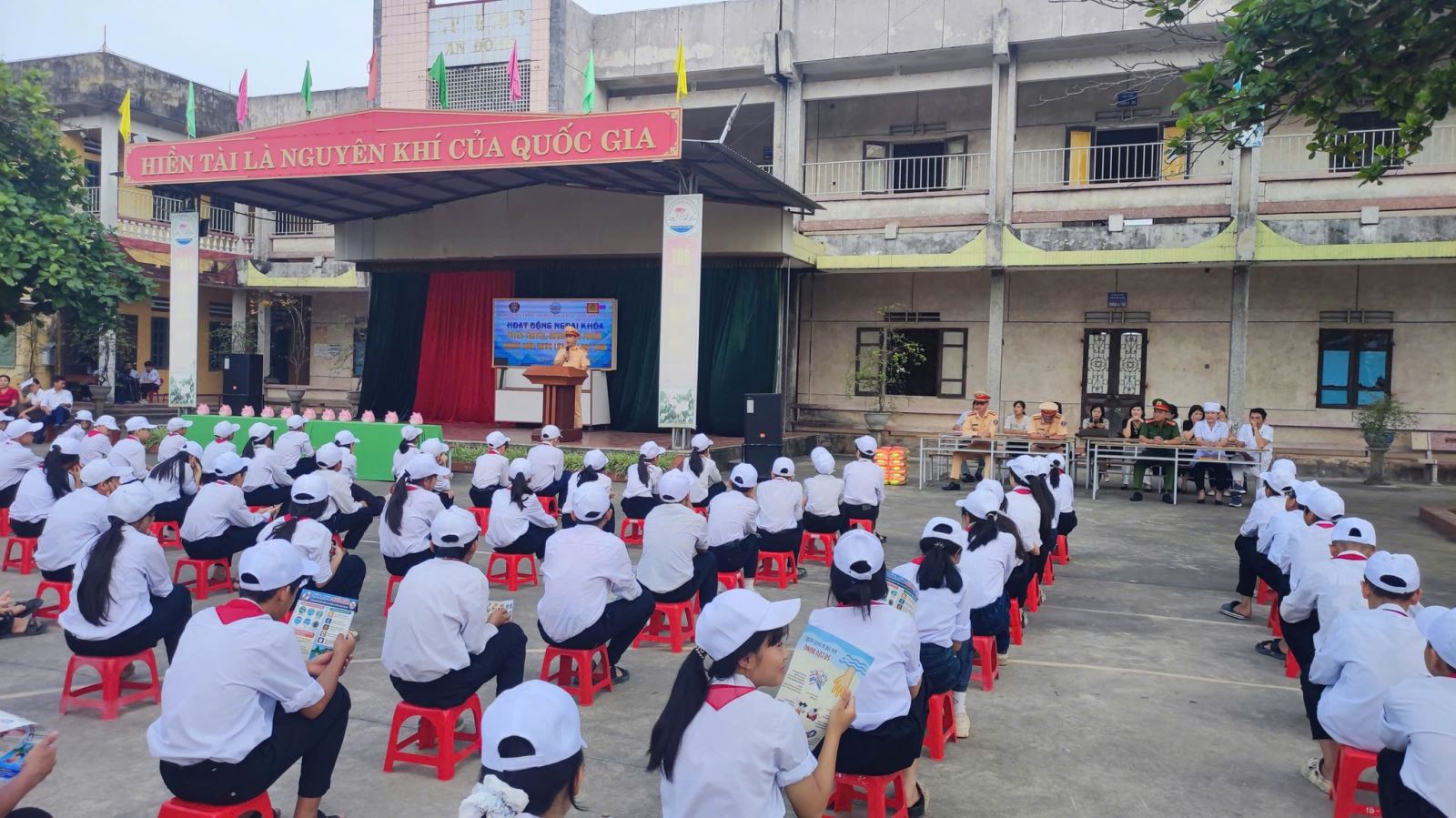 Công an xã A Sào phối hợp Phòng Cảnh sát giao thông tuyên truyền, hướng dẫn kỹ năng phòng, chống đuối nước cho học sinh