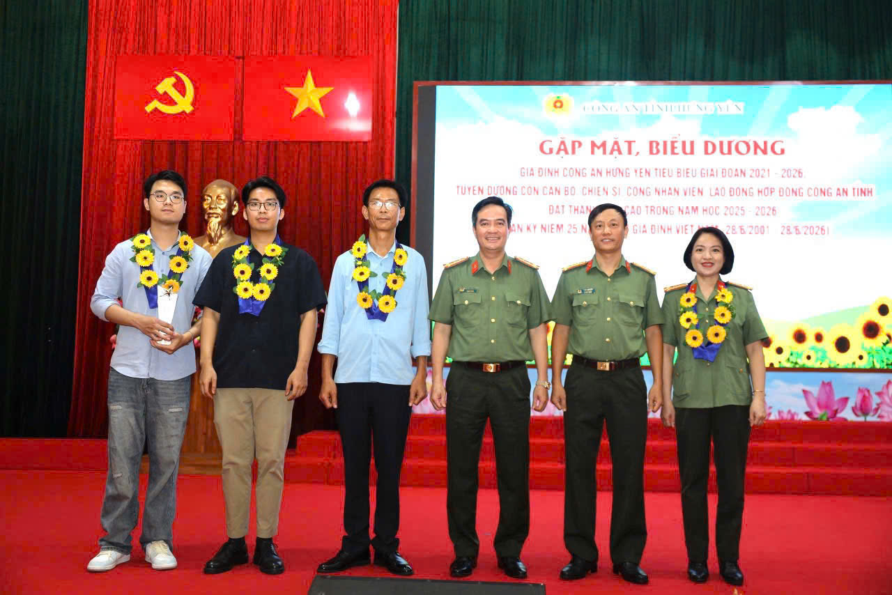 GƯƠNG SÁNG PHỤ NỮ CÔNG AN HƯNG YÊN TIÊU BIỂU TRONG XÂY DỰNG GIA ĐÌNH HẠNH PHÚC