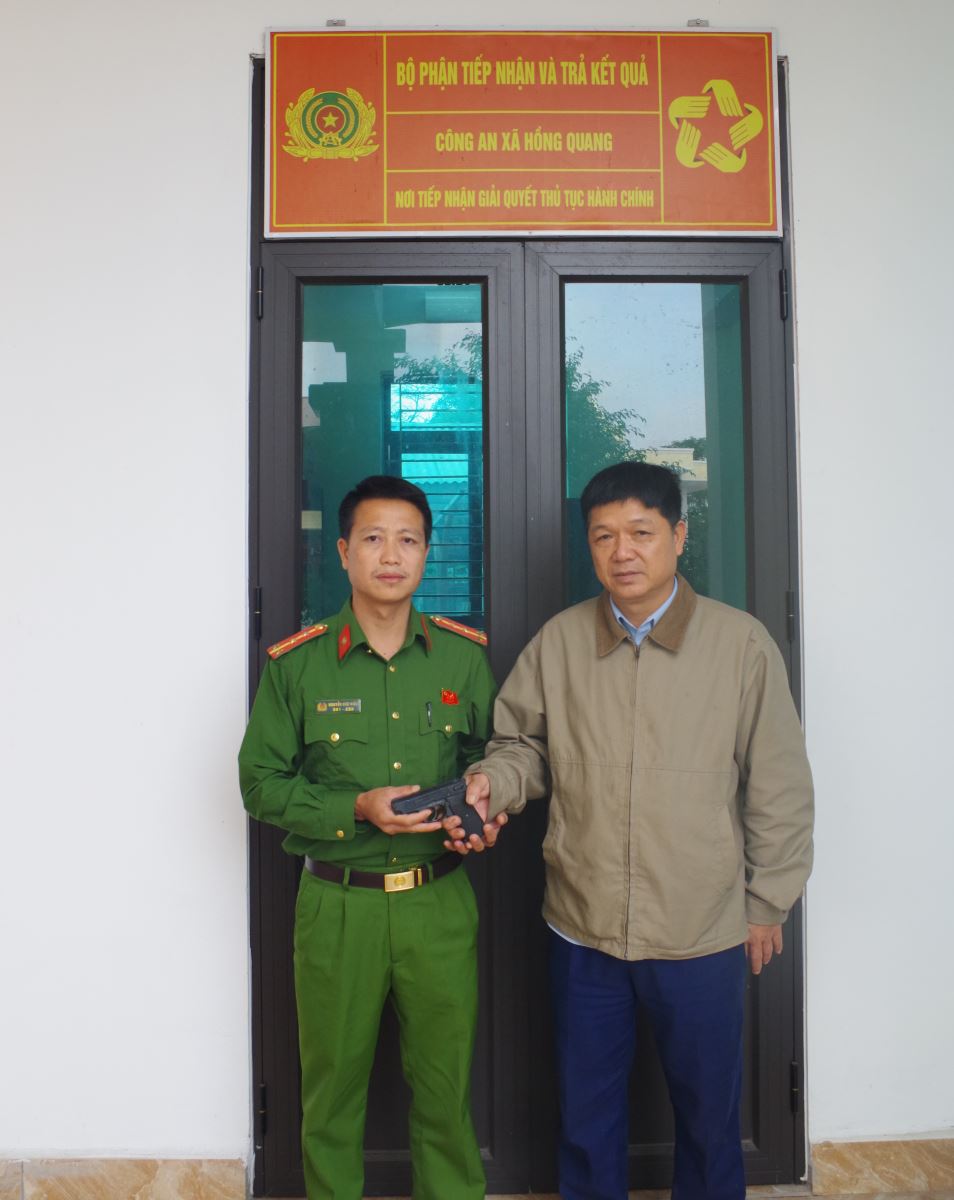 Công an xã Hồng Quang tiếp nhận, quản lý vũ khí giao nộp – đẩy mạnh tuyên truyền phòng ngừa vi phạm pháp luật