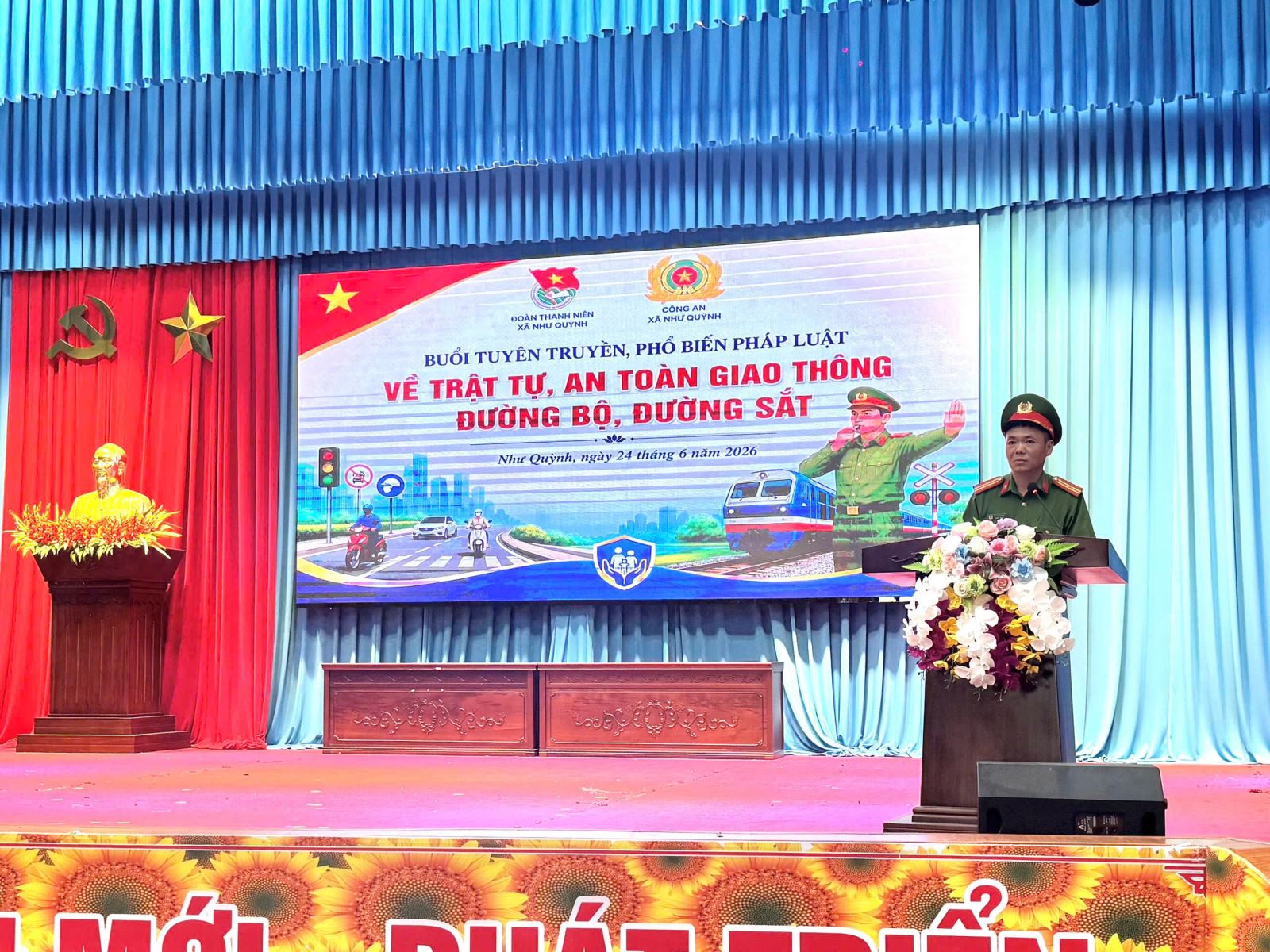 Công an xã Như Quỳnh phối hợp Đoàn thanh niên xã tổ chức tuyên truyền, phổ biến quy định của pháp luật về trật tự an toàn giao thông cho học sinh Trường Tiểu học và Trung học cơ sở Đình Dù
