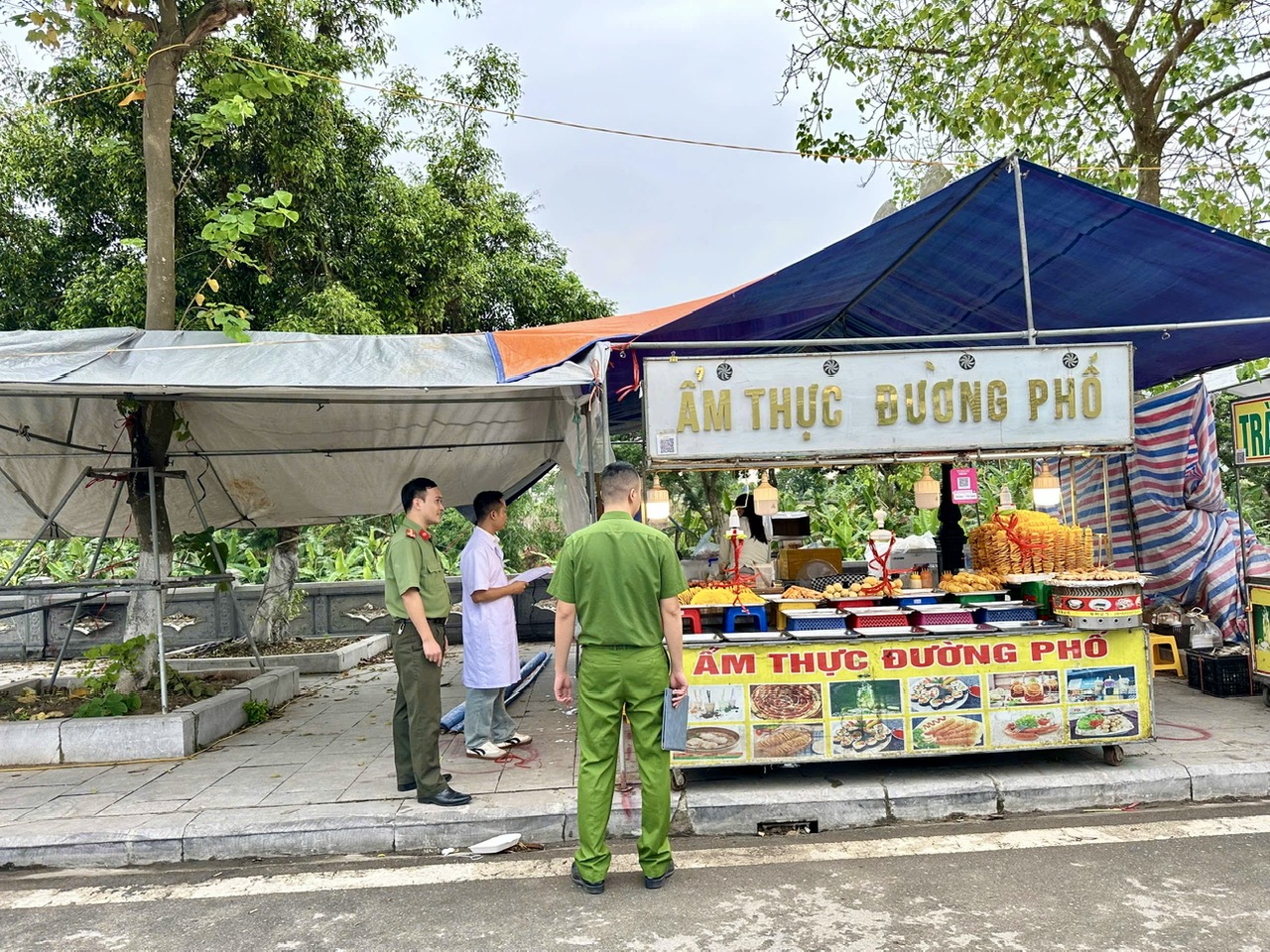 Công an xã Tiên La tăng cường kiểm tra an toàn vệ sinh thực phẩm tại lễ hội đền Tiên La và các trường học trên địa bàn xã