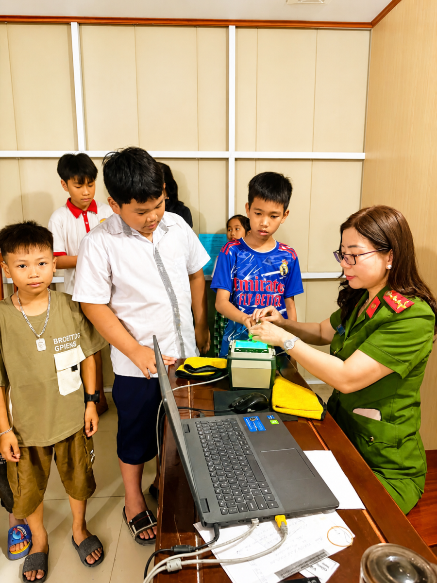 Công an xã Tiền Hải tăng cường cấp Căn cước, định danh điện tử cho công dân từ đủ 6 đến 14 tuổi trên địa bàn 