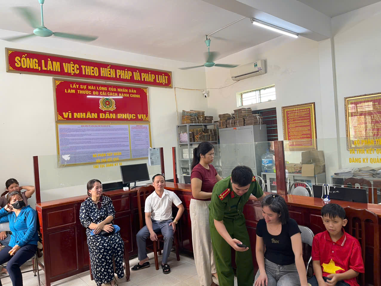 CÔNG AN XÃ TIÊN LA TÍCH CỰC TRIỂN KHAI CAO ĐIỂM CẤP TÀI KHOẢN ĐỊNH DANH ĐIỆN TỬ MỨC 2 CHO CÔNG DÂN TỪ ĐỦ 6 TUỔI ĐẾN DƯỚI 14 TUỔI