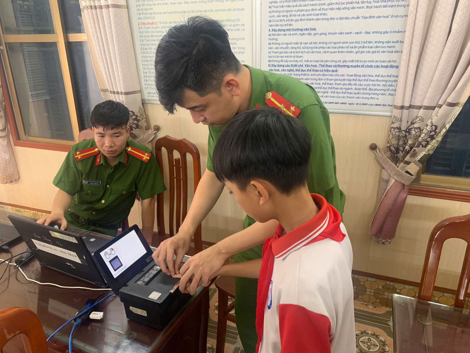 Công an xã Đồng Bằng triển khai cấp căn cước và tài khoản định danh mức độ 2 cho học sinh từ 6 đến dưới 14 tuổi trên địa bàn xã