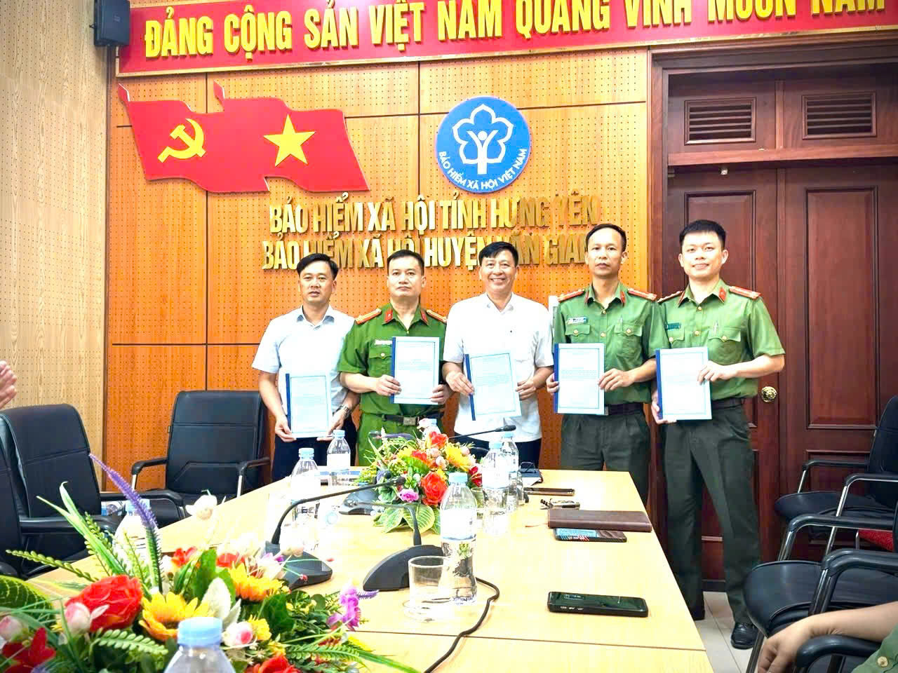 Công an xã Châu Ninh phối hợp Bảo hiểm xã hội cơ sở Văn Giang ký kết kế hoạch thực hiện quy chế phối hợp bảo đảm an ninh, trật tự