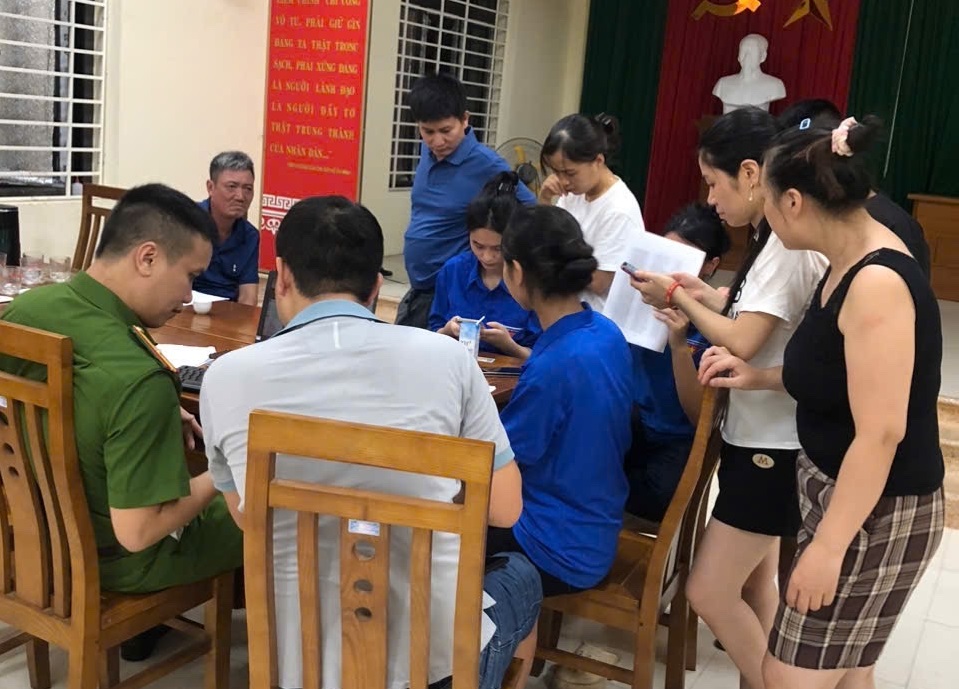 Công an phường Thượng Hồng tích cực hỗ trợ người dân kích hoạt tài khoản định danh điện tử mức 2 và tích hợp giấy tờ trên ứng dụng VNeID