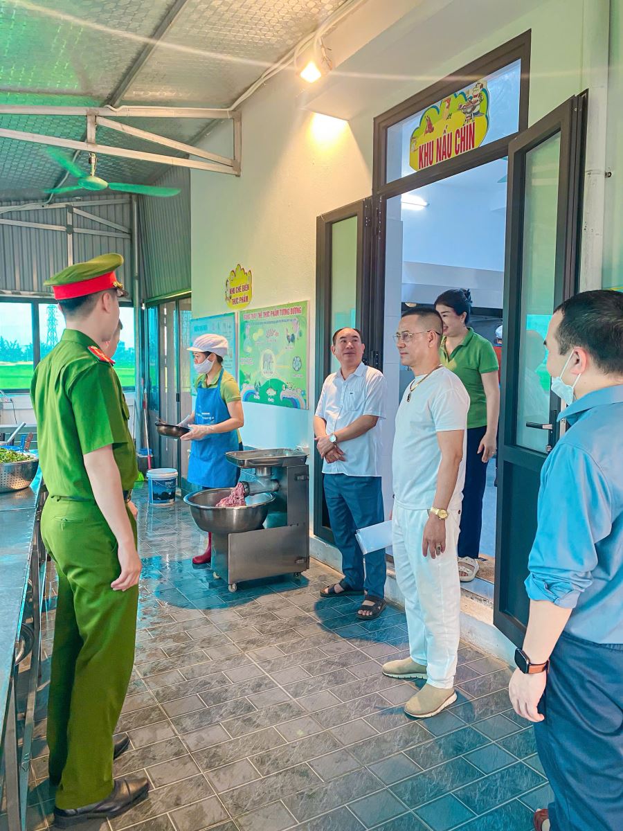 Công an xã Đồng Bằng phối hợp kiểm tra công tác bảo đảm an toàn thực phẩm tại bếp ăn của các trường mầm non trên địa bàn xã