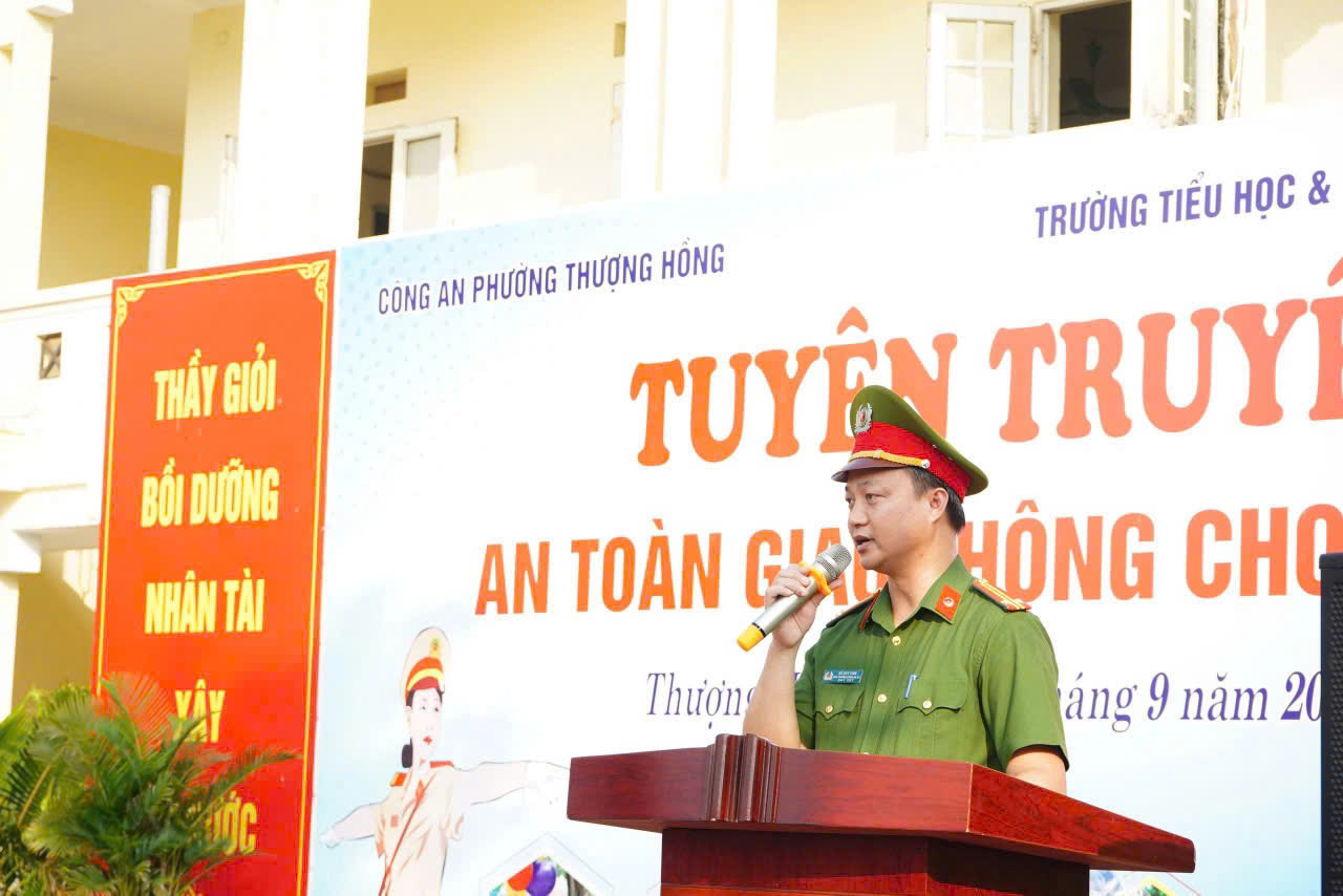 Công an phường Thượng Hồng tổ chức tuyên truyền pháp luật về bảo đảm trật tự an toàn giao thông tại các trường học trên địa bàn phường.