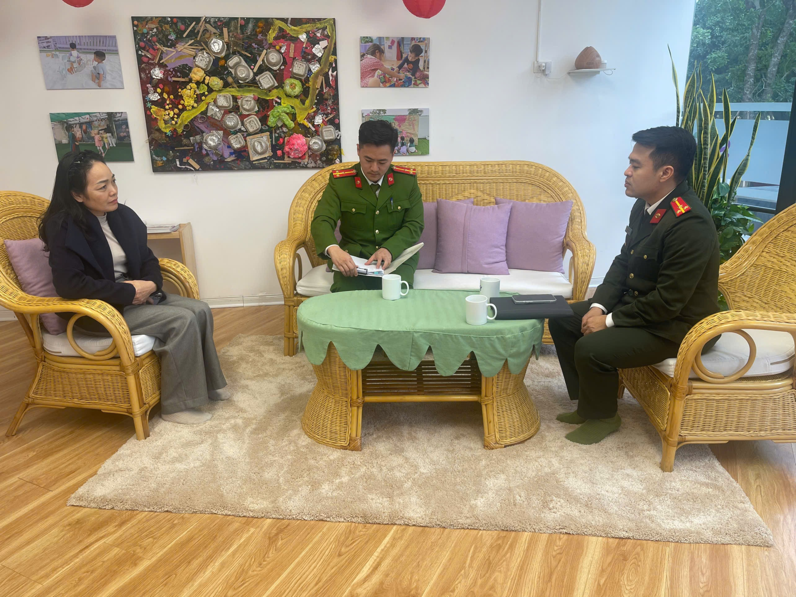 Công an xã Phụng Công chủ động siết chặt quản lý cư trú người nước ngoài, bảo đảm an ninh trật tự từ cơ sở