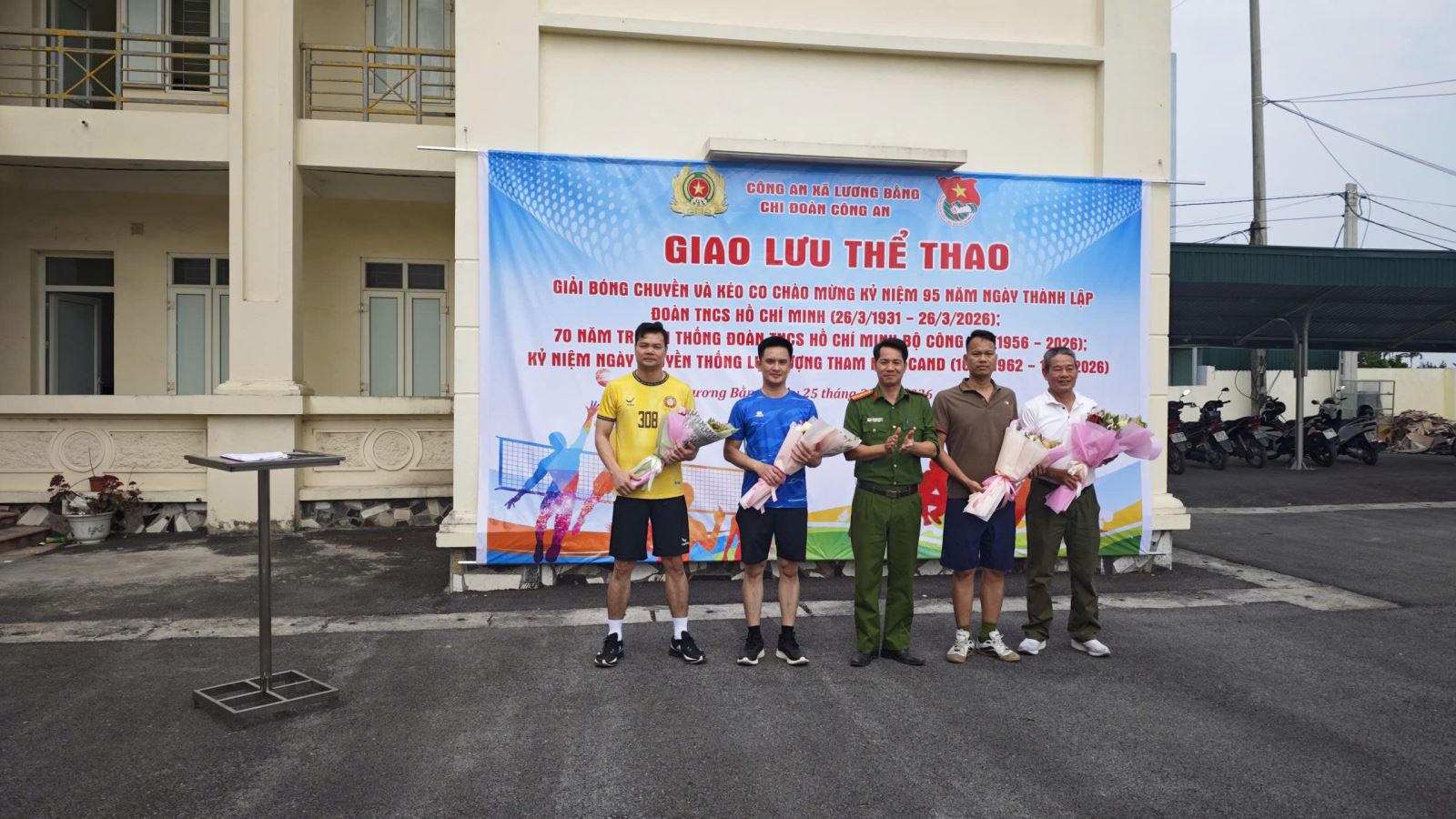 Chi đoàn Công an xã Lương Bằng tổ chức giải đấu bóng chuyền và kéo co chào mừng các ngày lễ lớn.