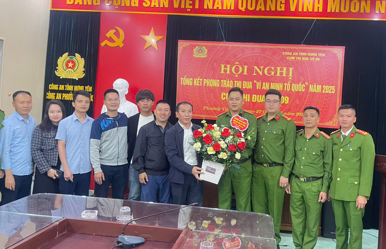Nhân dân đến tặng hoa chúc mừng, cảm ơn Công an phường Vũ Phúc đã nhanh chóng điều tra, làm rõ, bắt giữ đối tượng có hành vi trộm cắp tài sản trên địa bàn