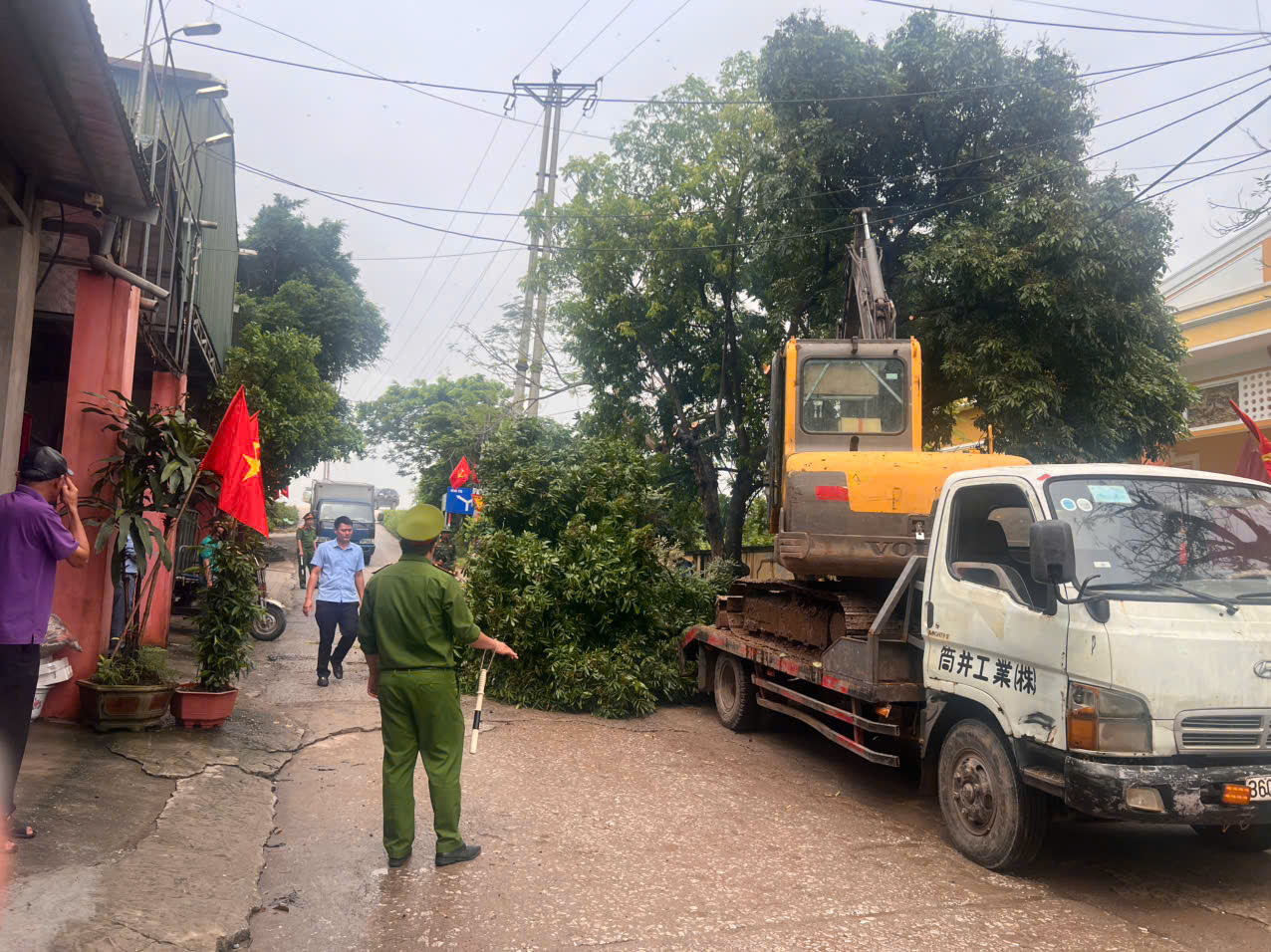 Công an xã Châu Ninh ra quân giải tỏa hành lang an toàn giao thông, vệ sinh môi trường trên địa bàn